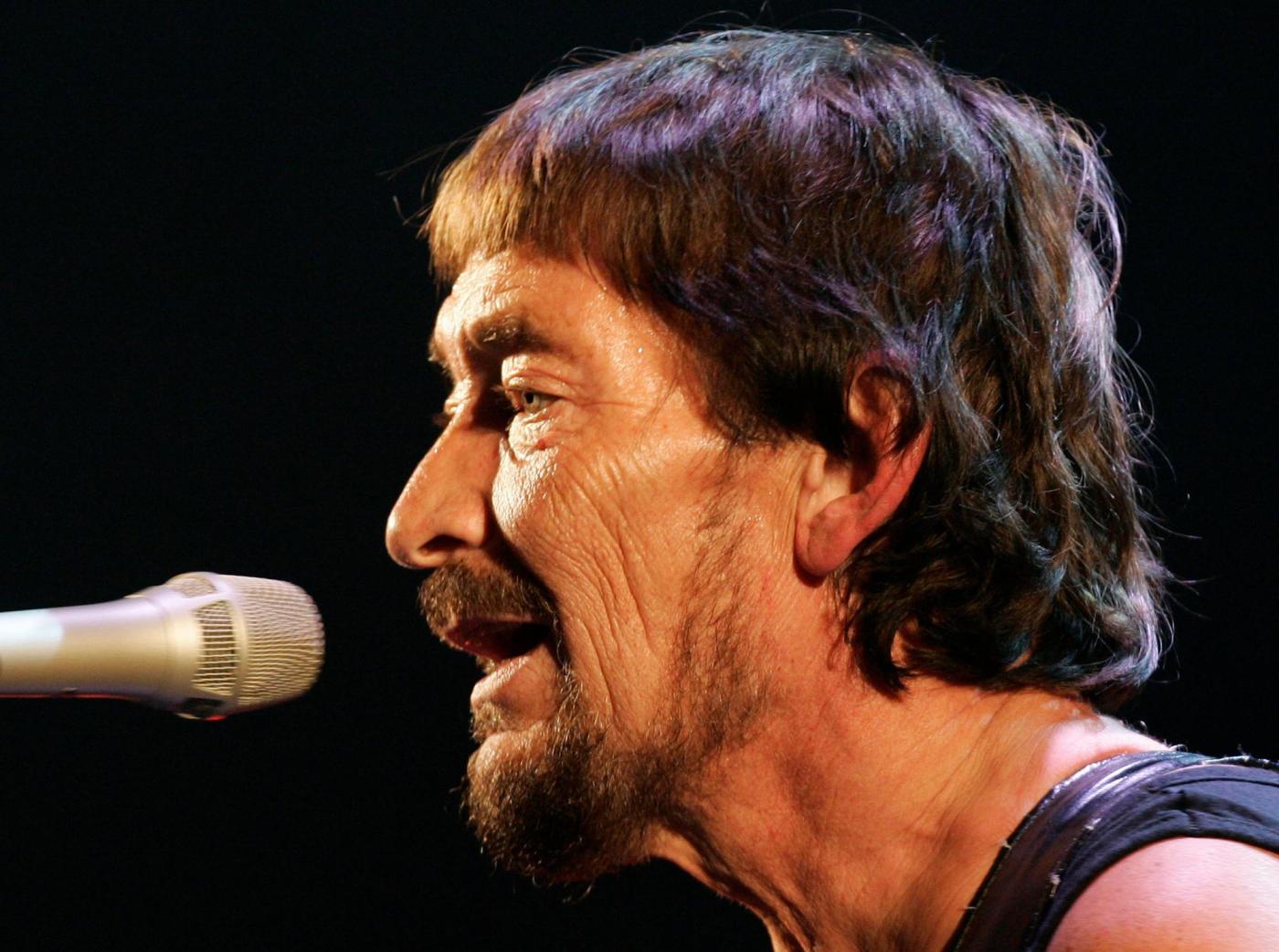 Singer-songwriter Chris Rea, known for ‘Driving Home for Christmas,’ dies at 74
